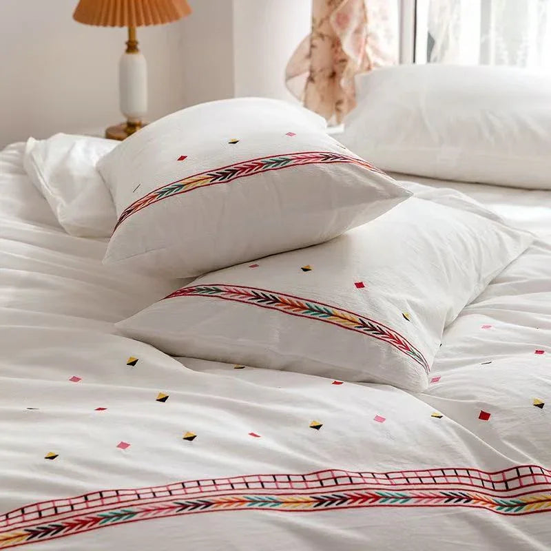 Isla White Floral Embroidered Bedding Set / Daisy Ever Lasting