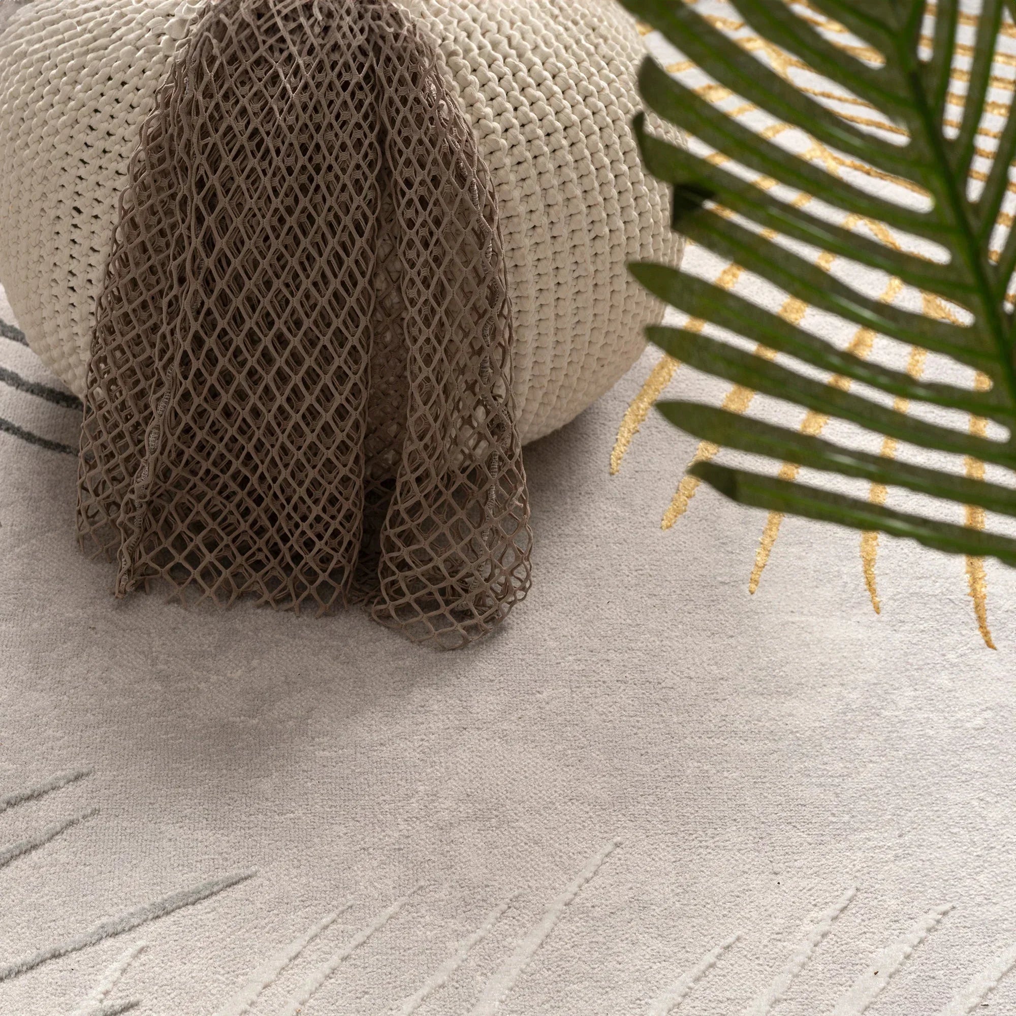 Area Rug Tuana with Elegant Palm Tree Design, top view - House Of Avana