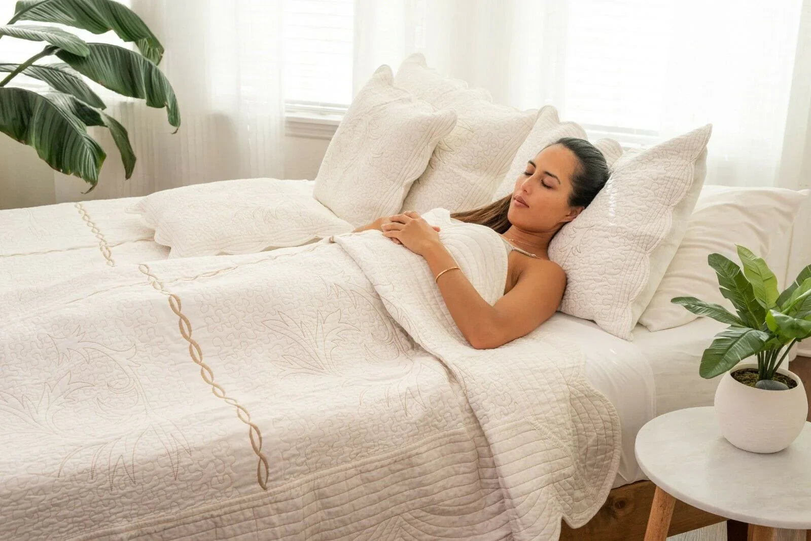 DaDa Bedding Elegant Cottage Ivory White Floral Matelassé Cotton Pillow Sham - Queen Size 20" x 30" (DXJ101796) DaDalogy Bedding Collection