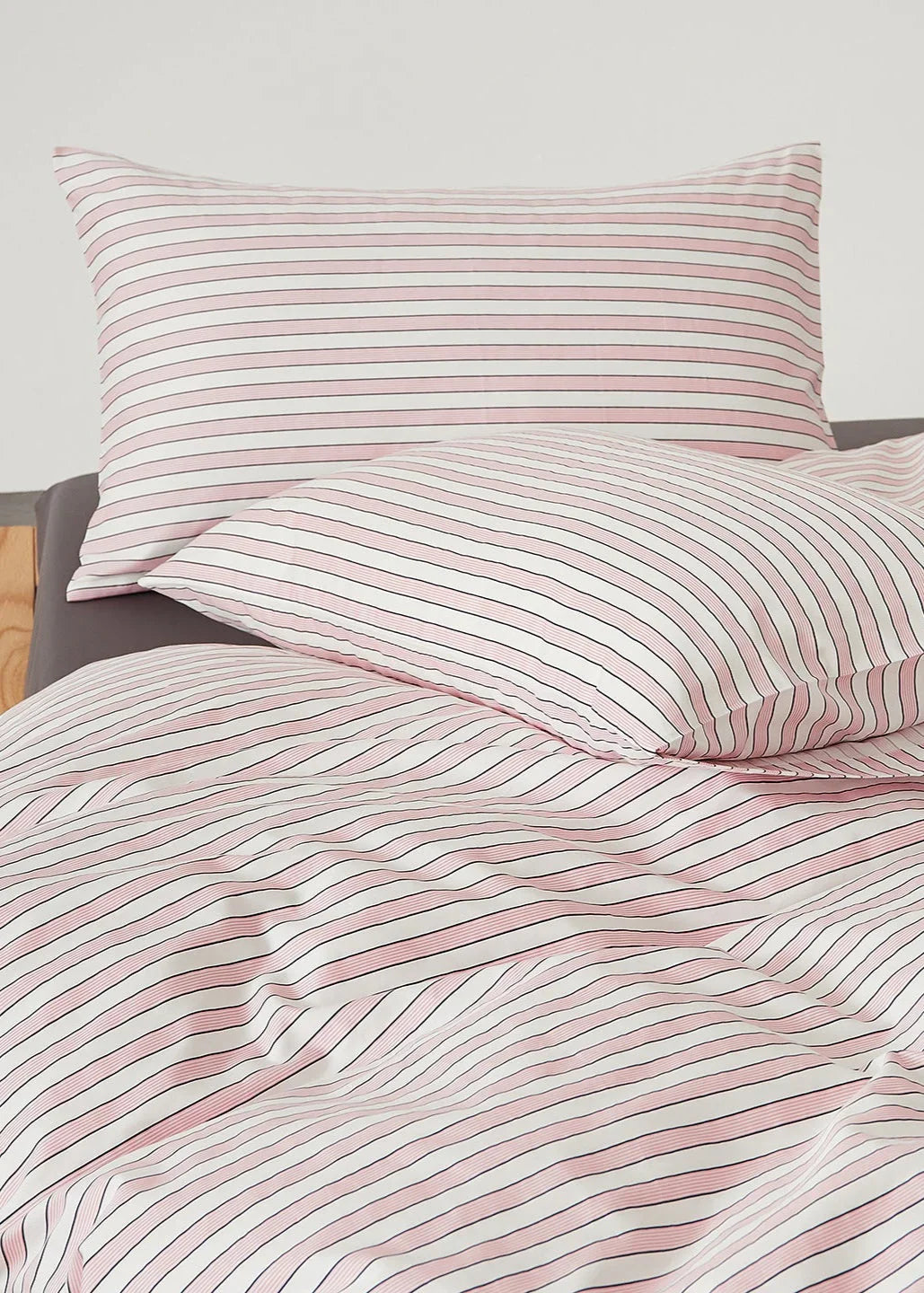 Henry Striped Buttoned Bedding Set / Blue Ever Lasting