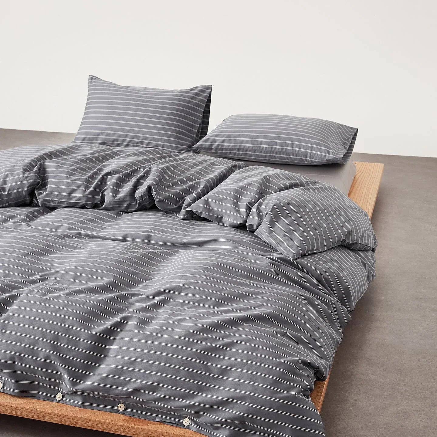 Henry Striped Buttoned Bedding Set / Blue Ever Lasting