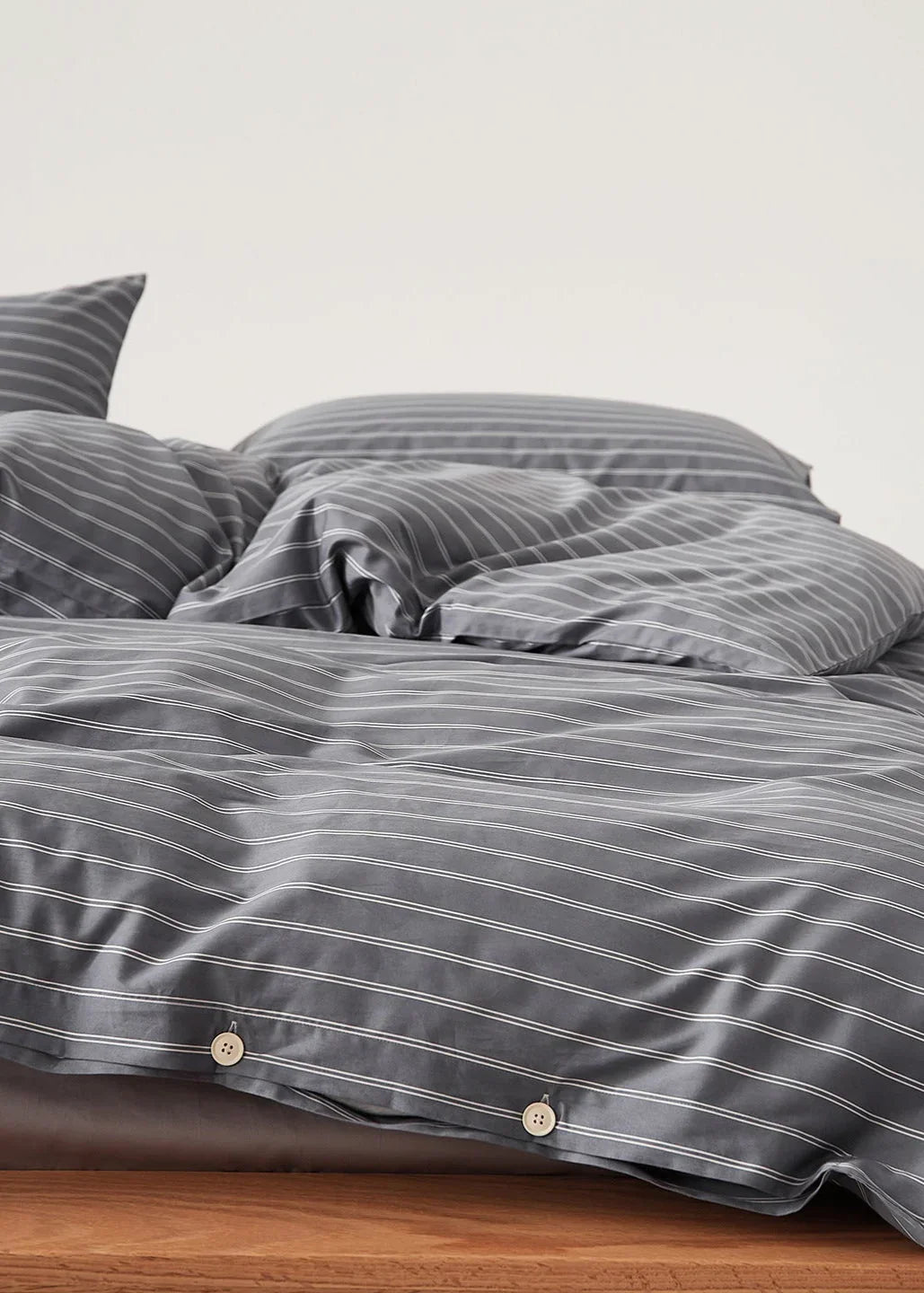 Henry Striped Buttoned Bedding Set / Blue Ever Lasting