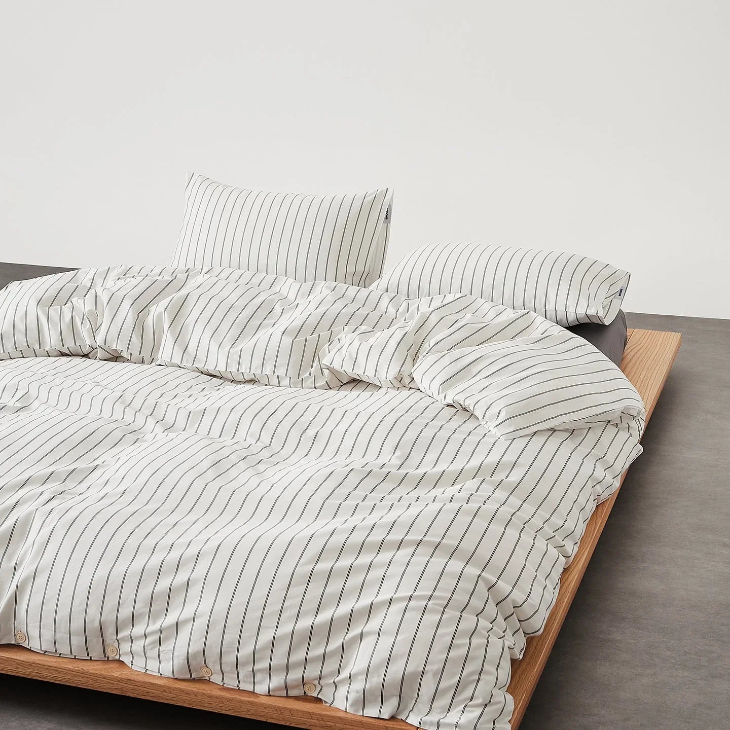 Henry Striped Buttoned Bedding Set / Blue Ever Lasting