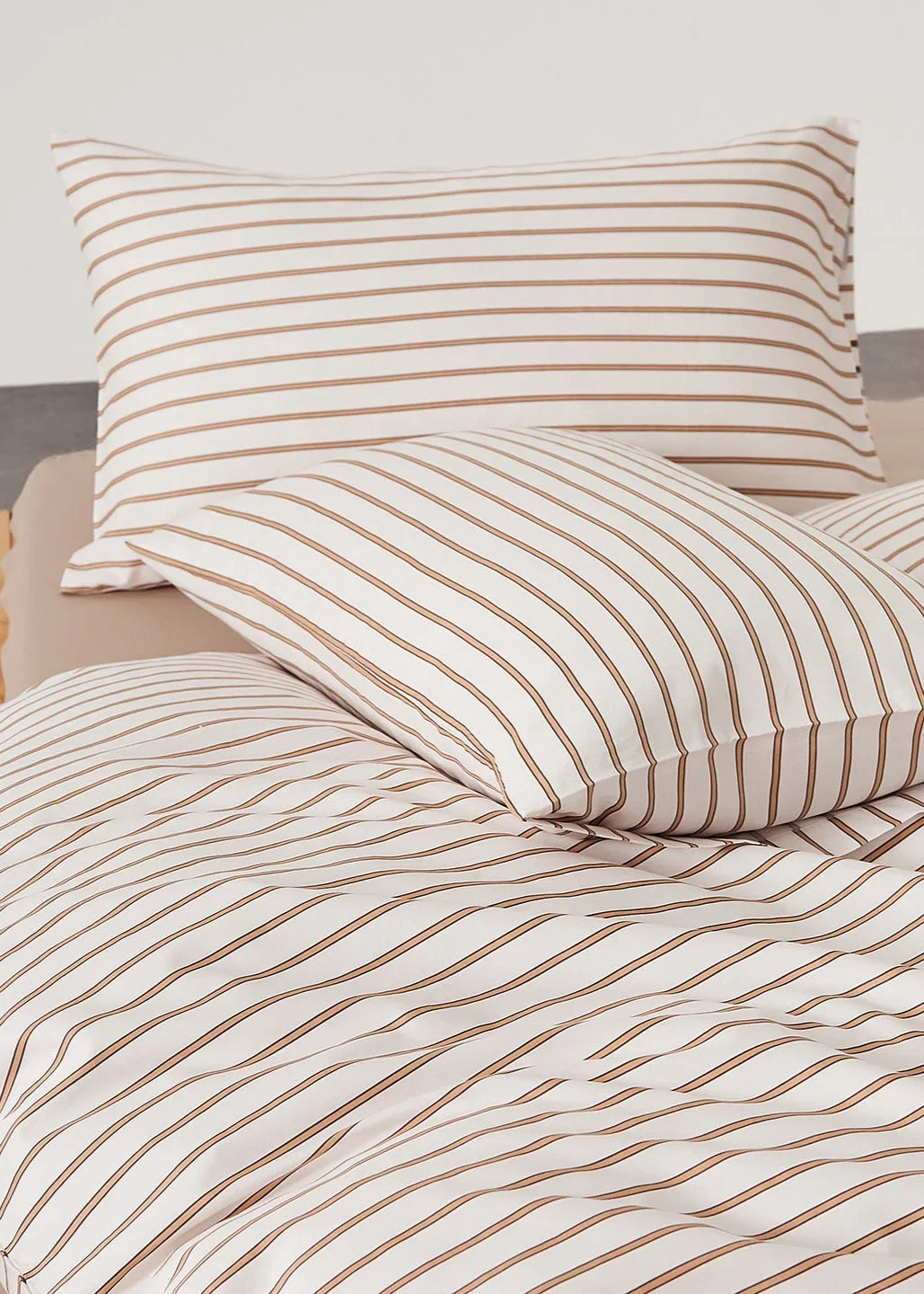 Henry Striped Buttoned Bedding Set / Blue Ever Lasting