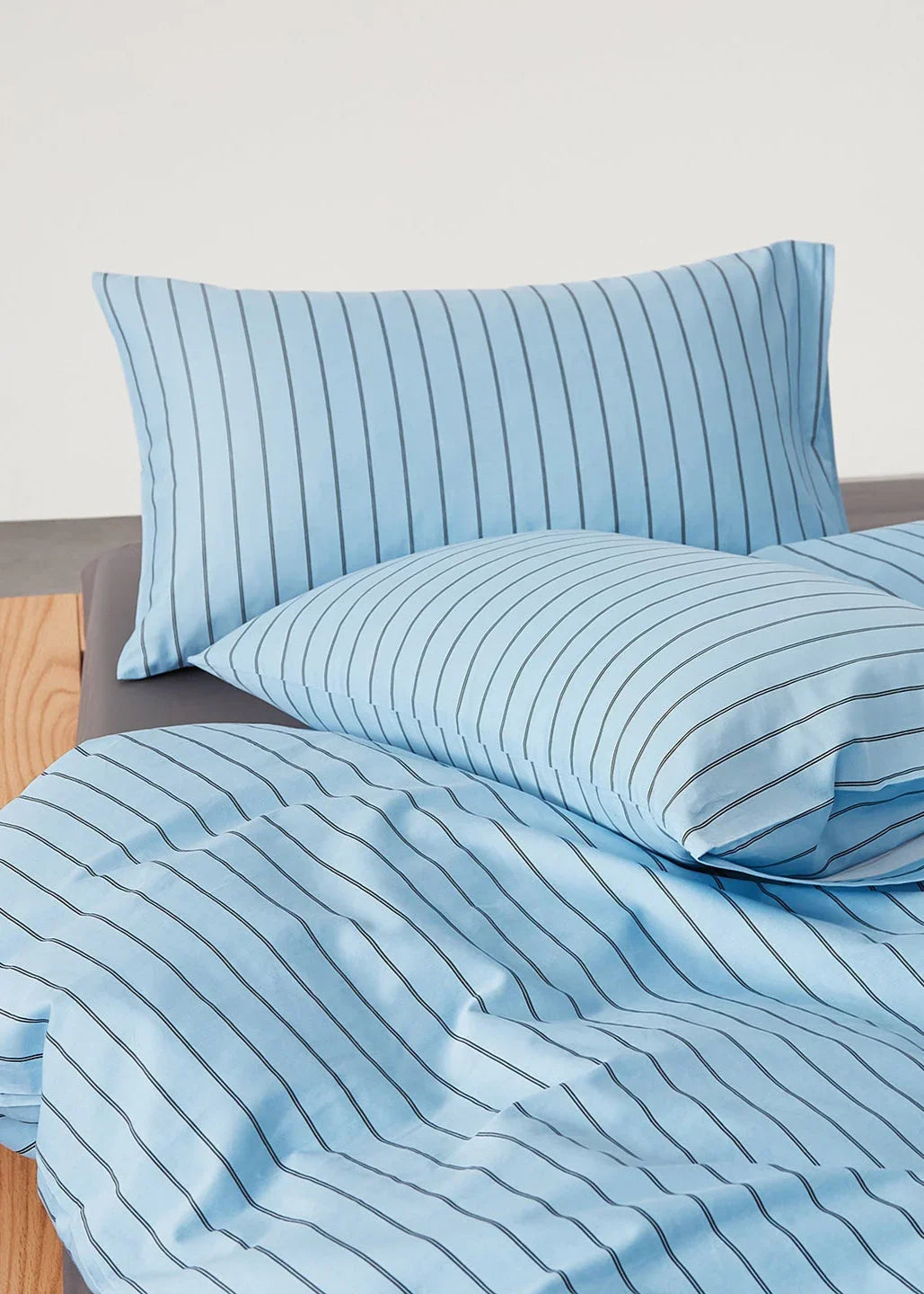 Henry Striped Buttoned Bedding Set / Blue Ever Lasting
