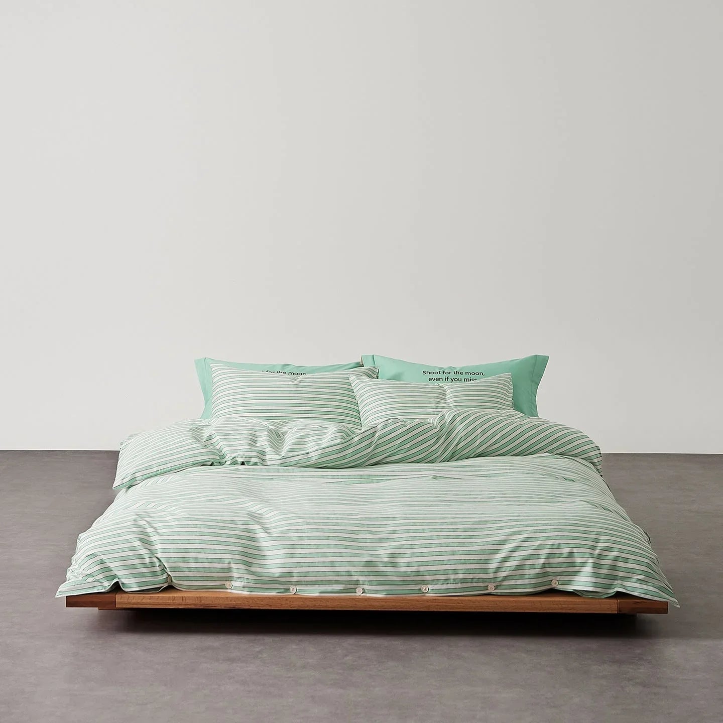 Henry Striped Buttoned Bedding Set / Blue Ever Lasting