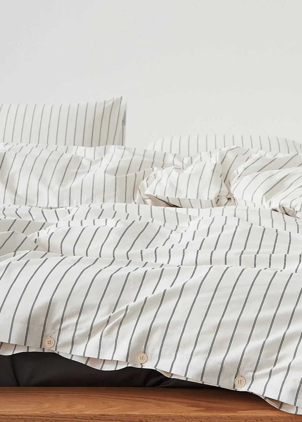 Henry Striped Buttoned Bedding Set / Blue Ever Lasting