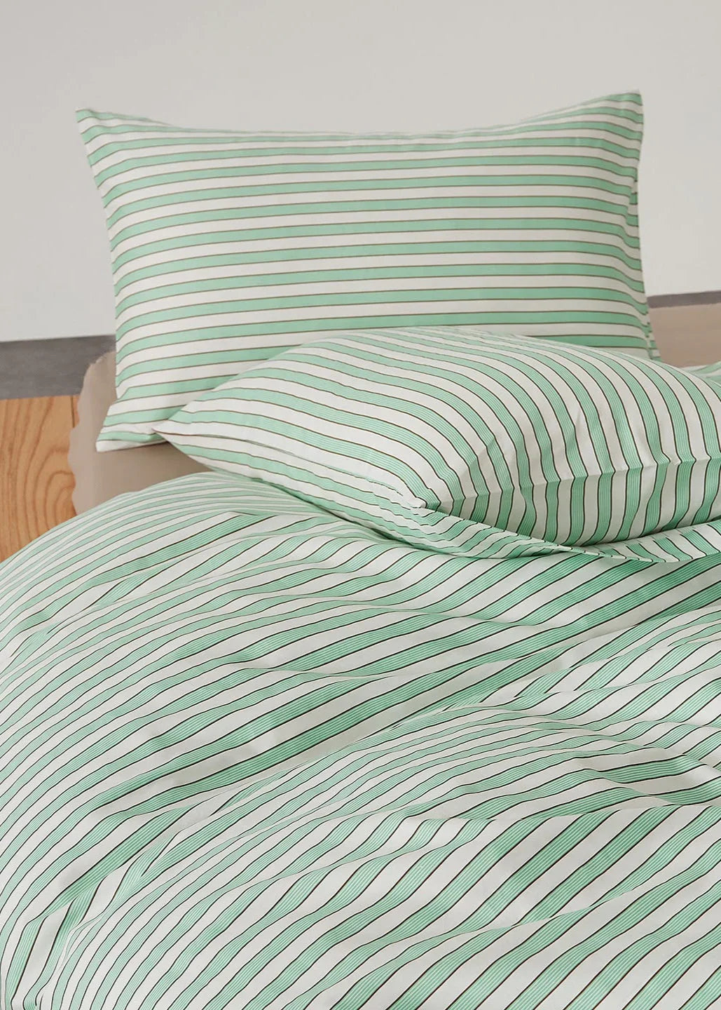 Henry Striped Buttoned Bedding Set / Blue Ever Lasting