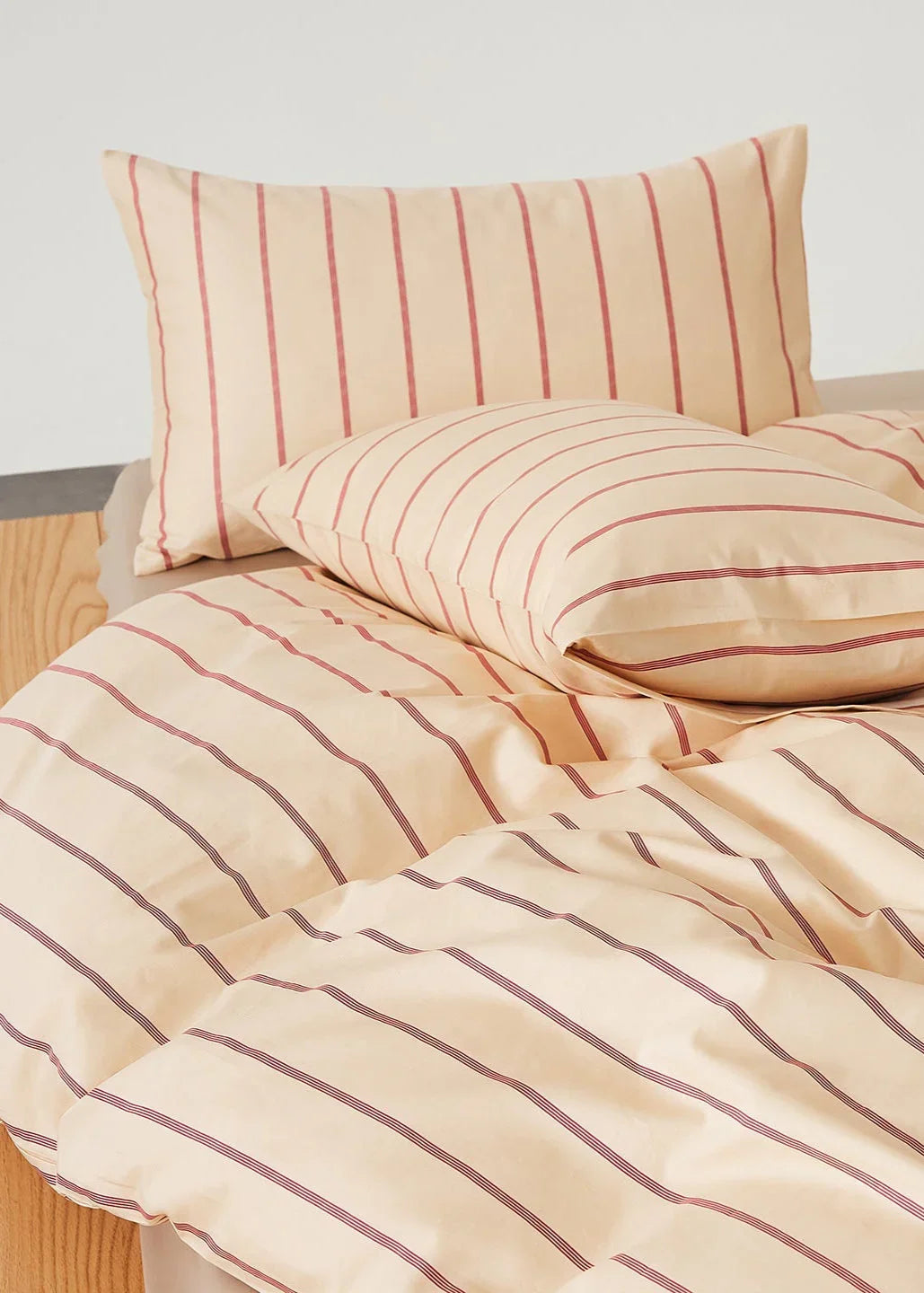 Henry Striped Buttoned Bedding Set / Blue Ever Lasting