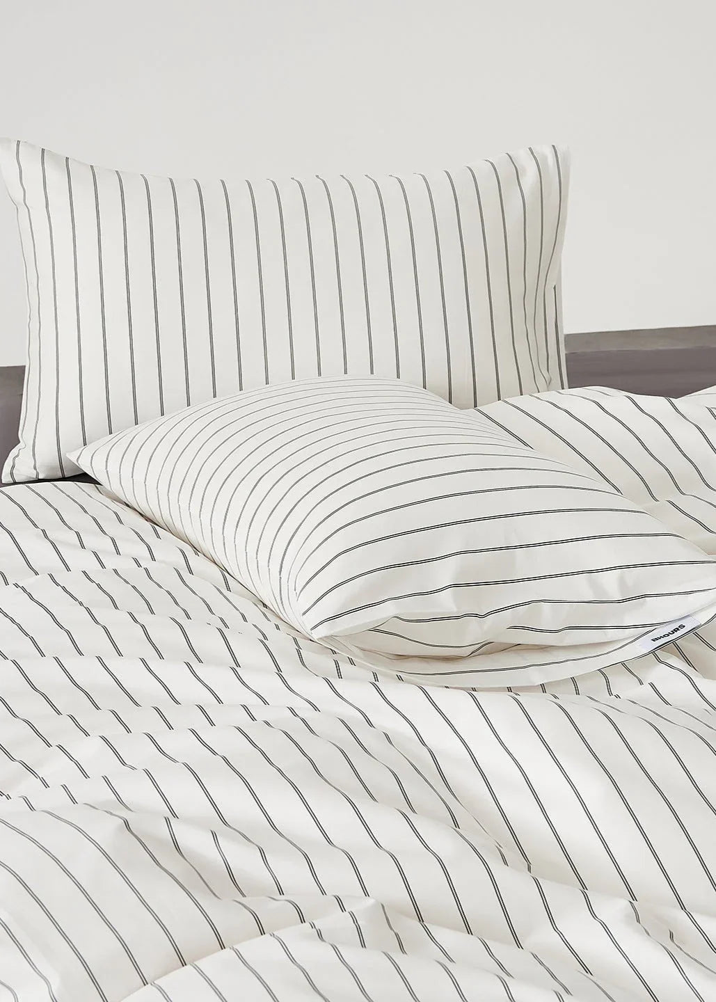 Henry Striped Buttoned Bedding Set / Blue Ever Lasting