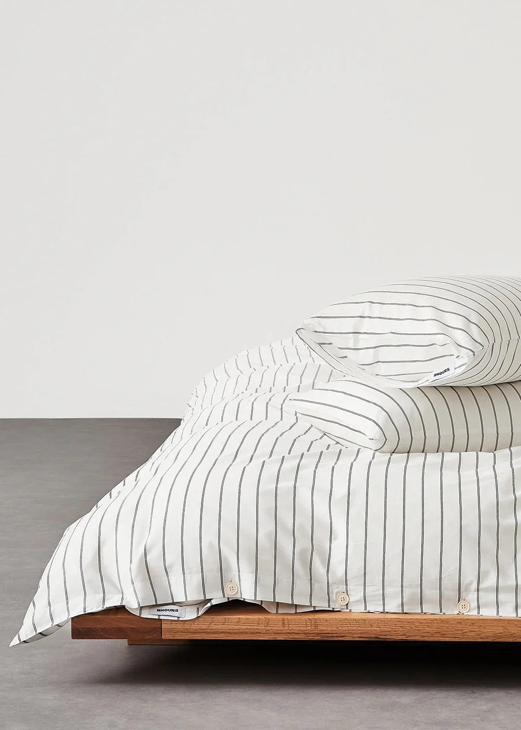Henry Striped Buttoned Bedding Set / Blue Ever Lasting