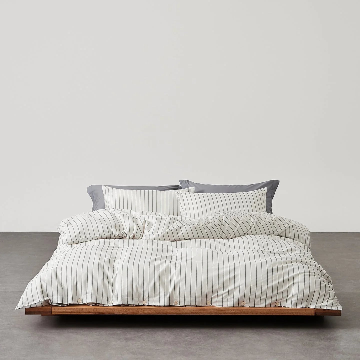 Henry Striped Buttoned Bedding Set / Blue Ever Lasting