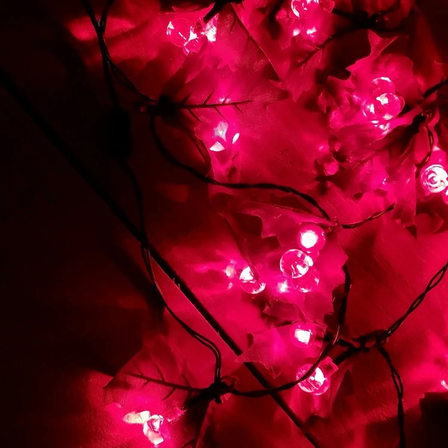 40 LED Holly & Red Berries Garland 2.8 metre Long Mains Powered Xmas Decoration House Of Avana