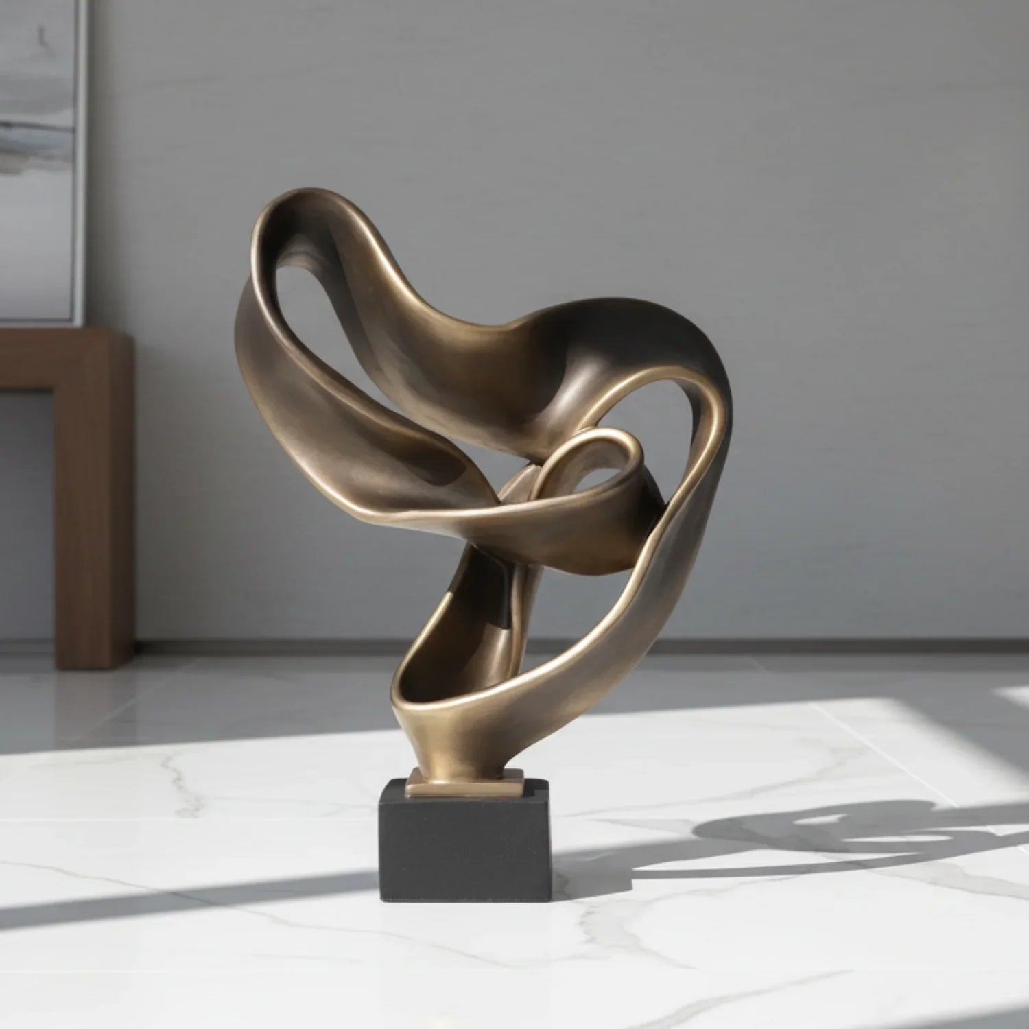 Modern Abstract Ribbon Sculpture – Luxury Resin Home Decor Ornament