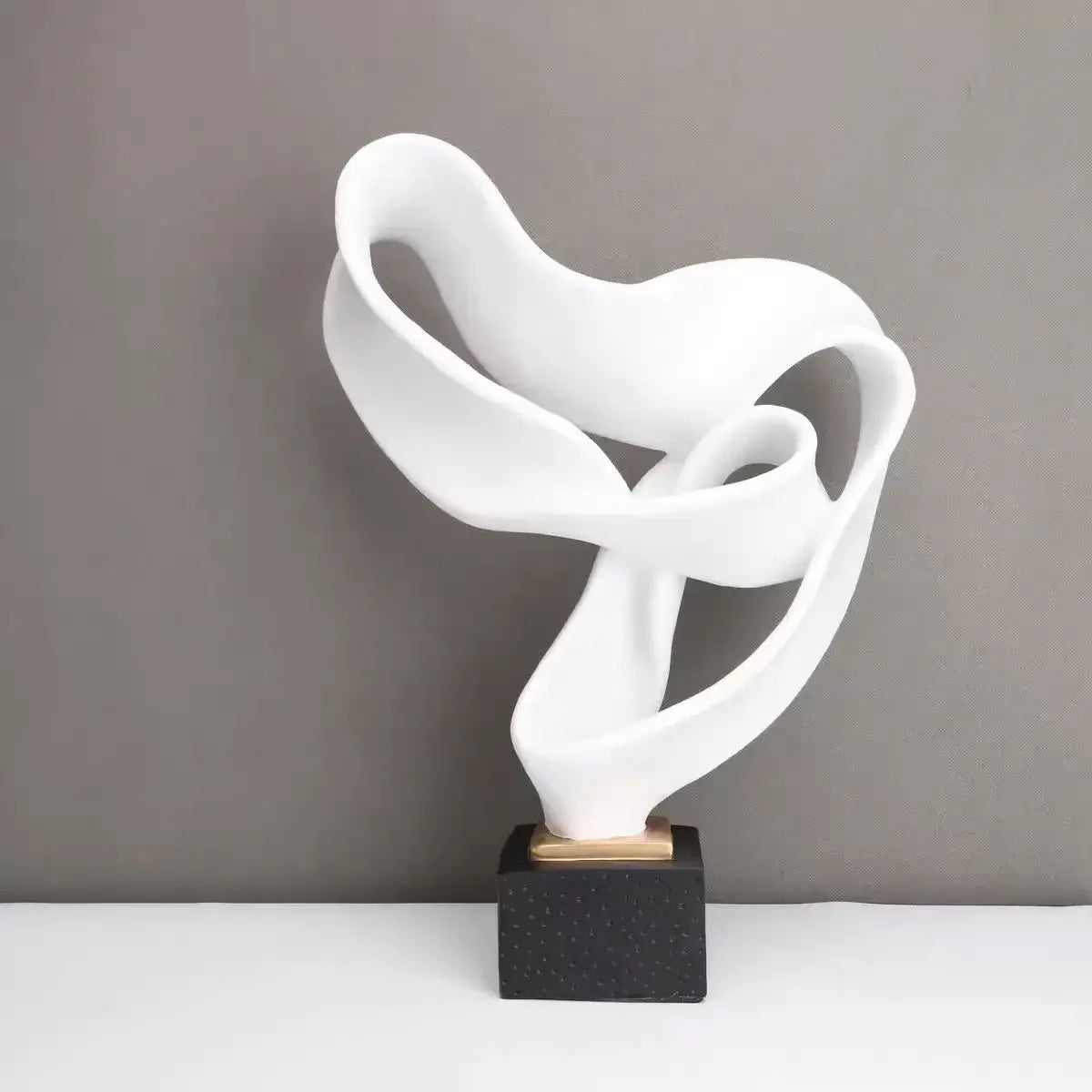 Modern Abstract Ribbon Sculpture – Luxury Resin Home Decor Ornament