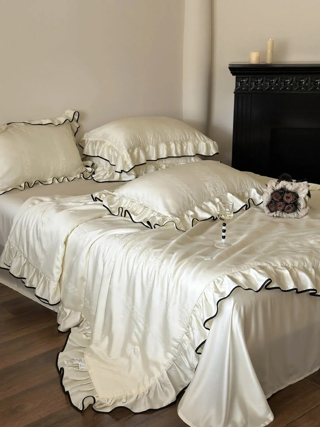 Silky Ruffle Blanket Comforter Set / White Ever Lasting
