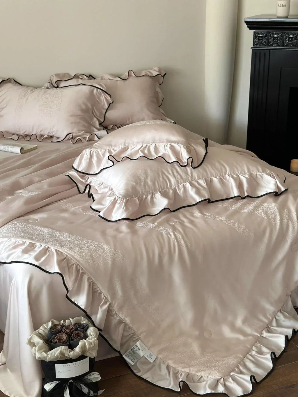 Silky Ruffle Blanket Comforter Set / White Ever Lasting