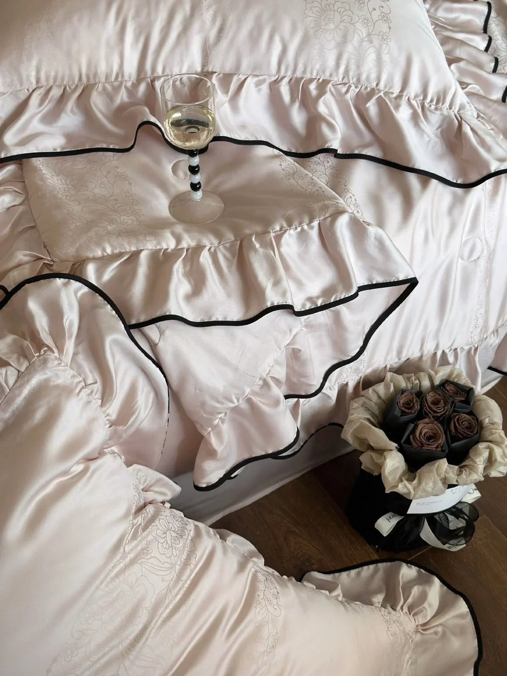 Silky Ruffle Blanket Comforter Set / White Ever Lasting