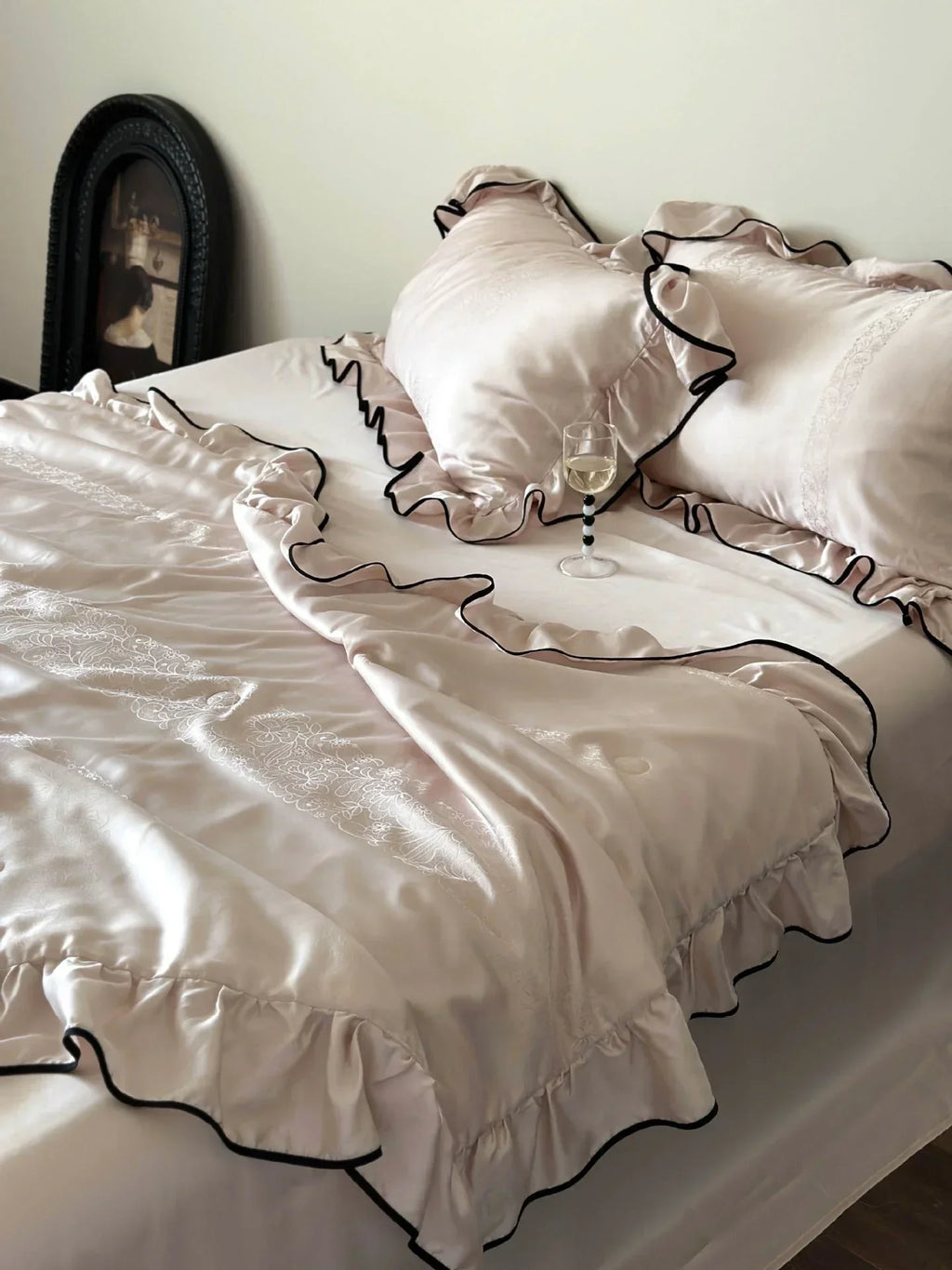Silky Ruffle Blanket Comforter Set / White Ever Lasting