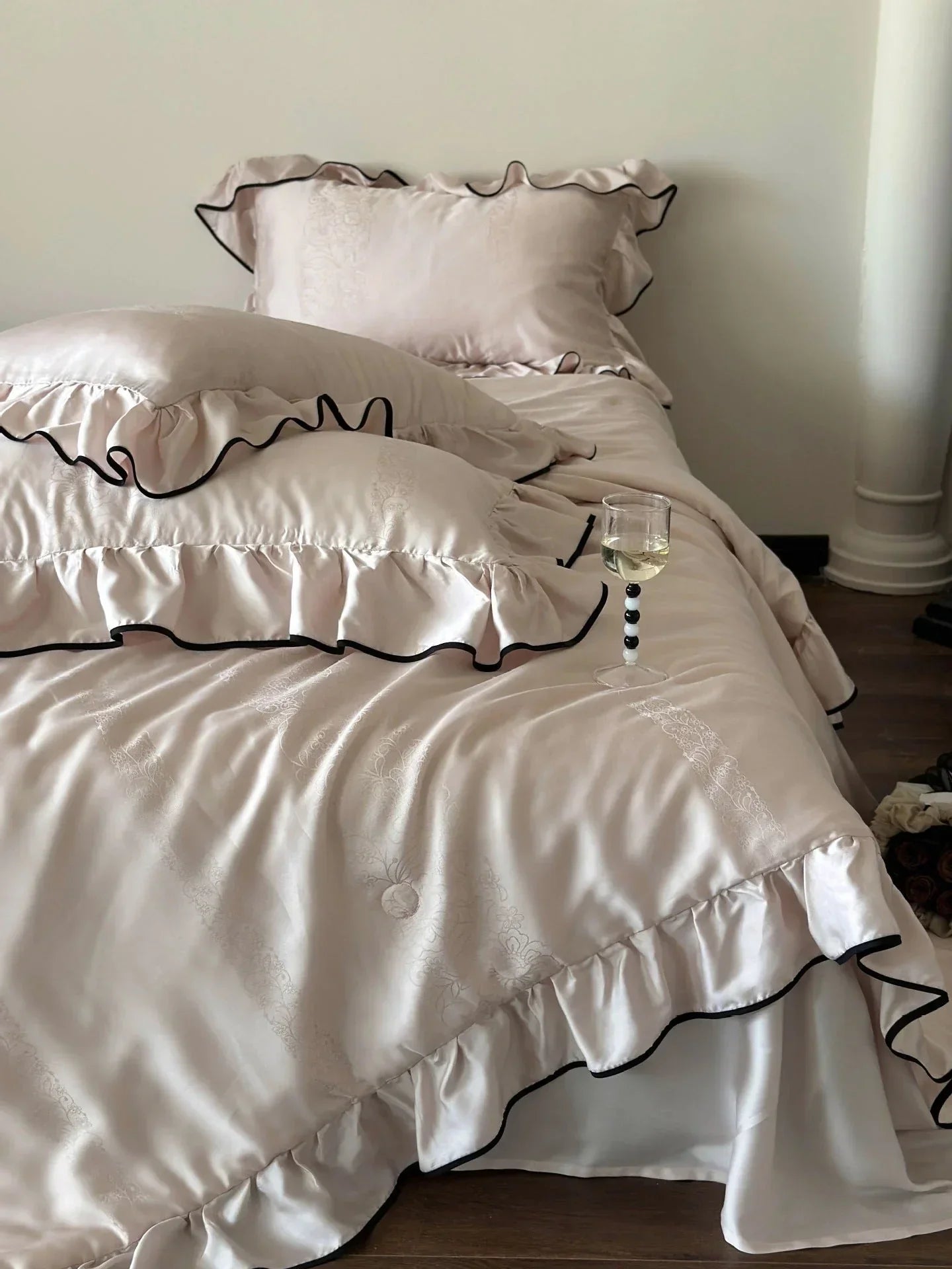 Silky Ruffle Blanket Comforter Set / White Ever Lasting