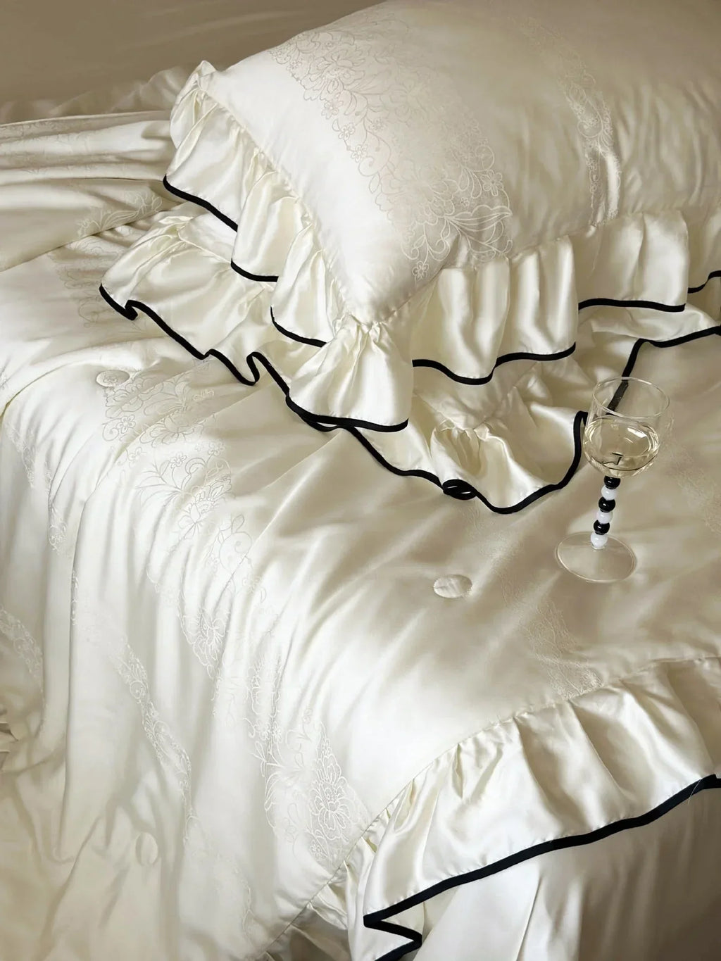 Silky Ruffle Blanket Comforter Set / White Ever Lasting
