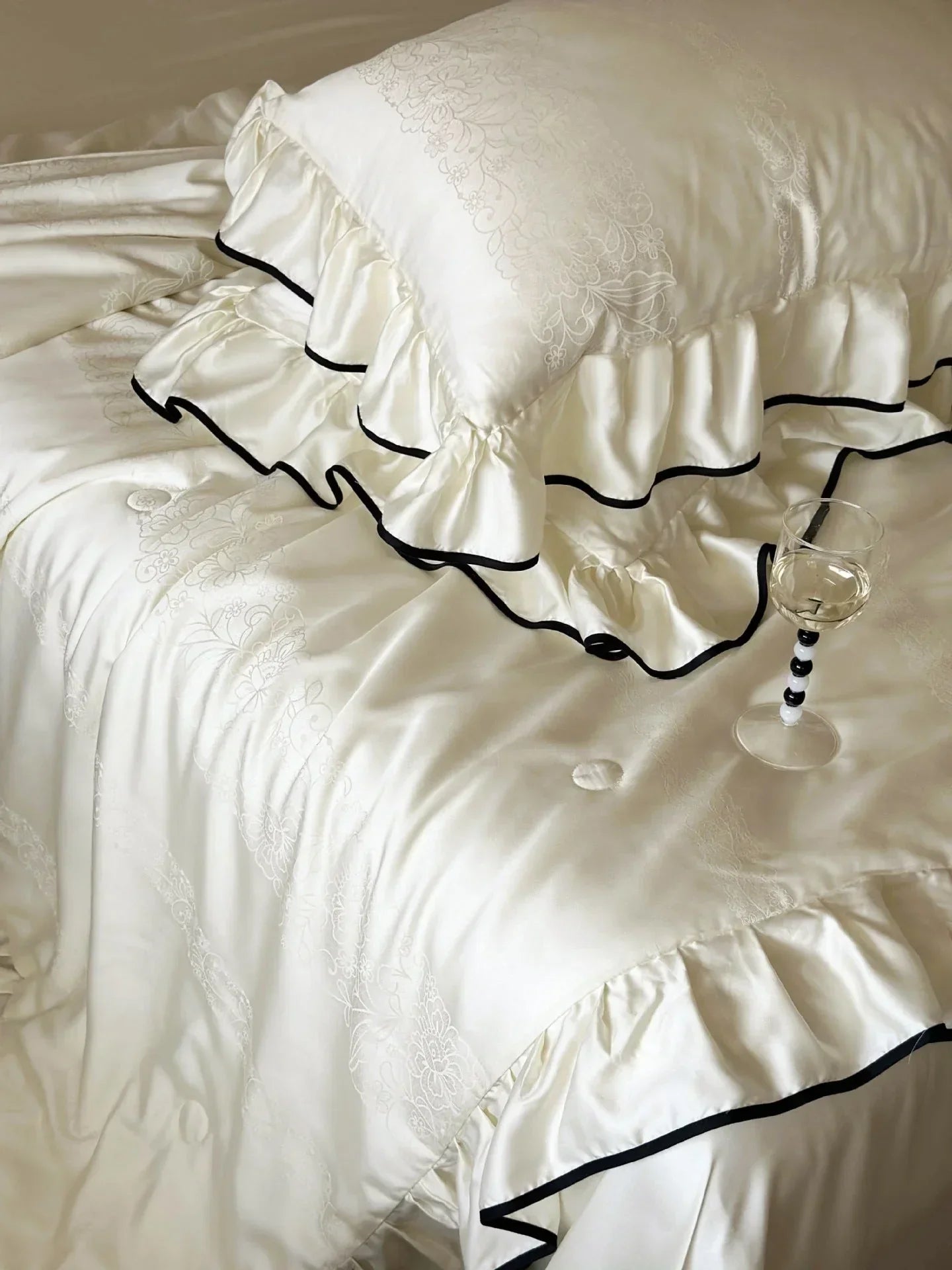 Silky Ruffle Blanket Comforter Set / White Ever Lasting
