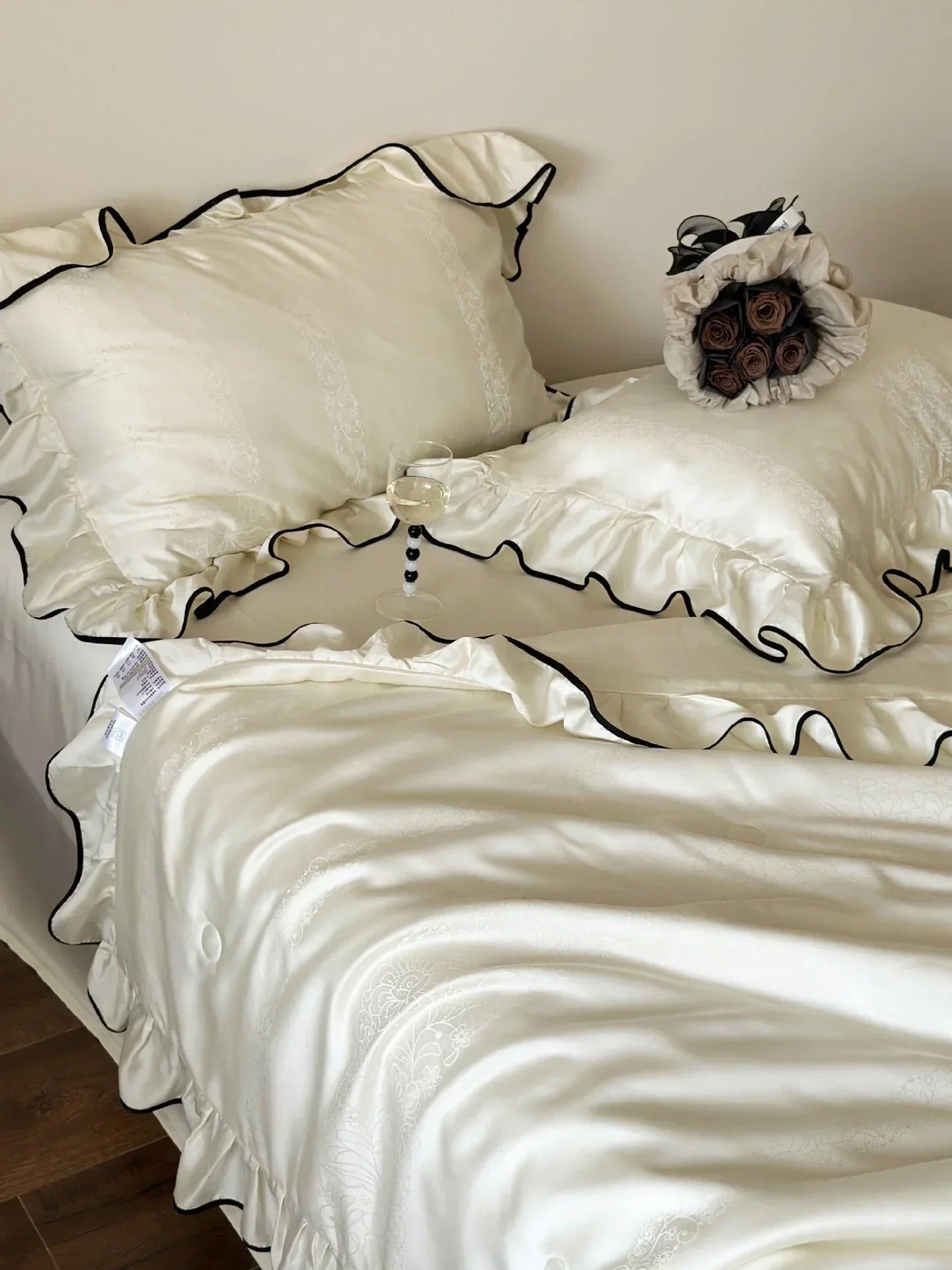 Silky Ruffle Blanket Comforter Set / White Ever Lasting