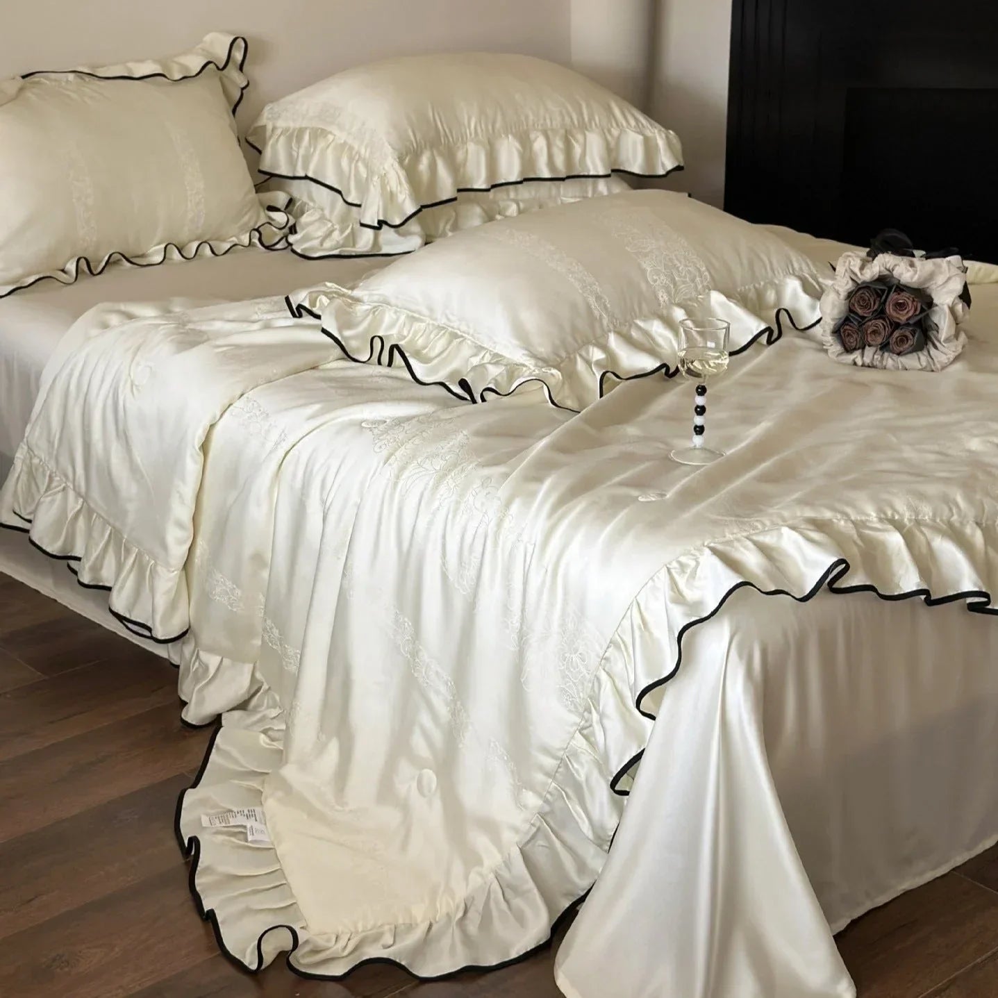 Silky Ruffle Blanket Comforter Set / White Ever Lasting
