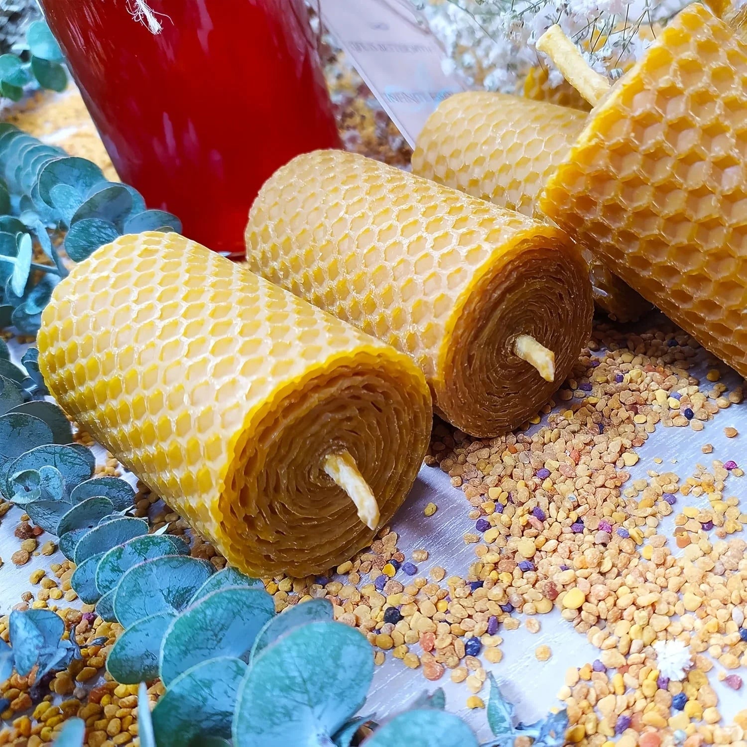 Beeswax candles with honeycomb design, natural wax and warm glow - House of Avana