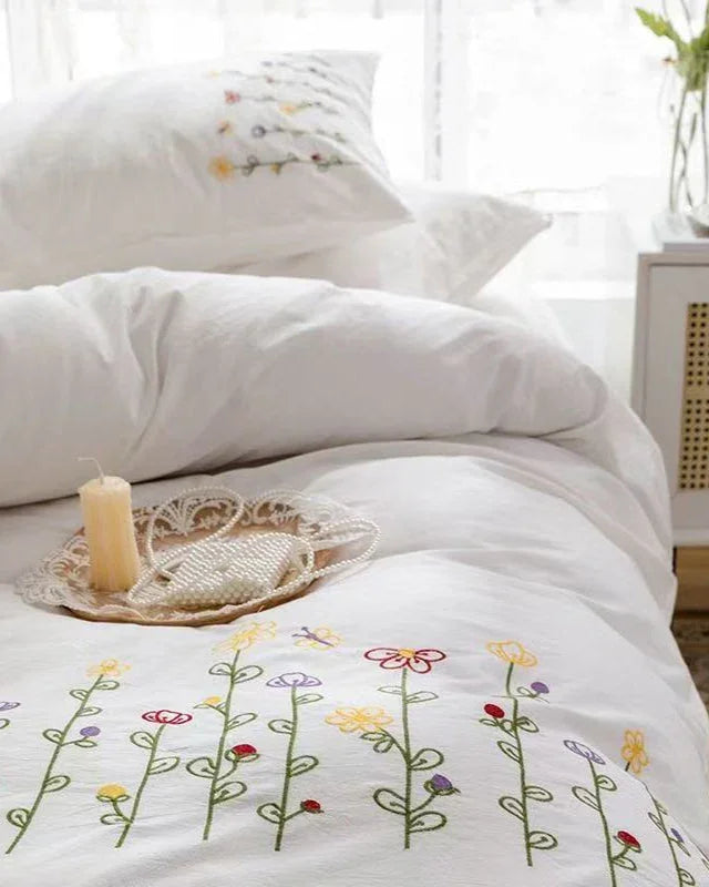 Isla White Floral Embroidered Bedding Set / Daisy Ever Lasting
