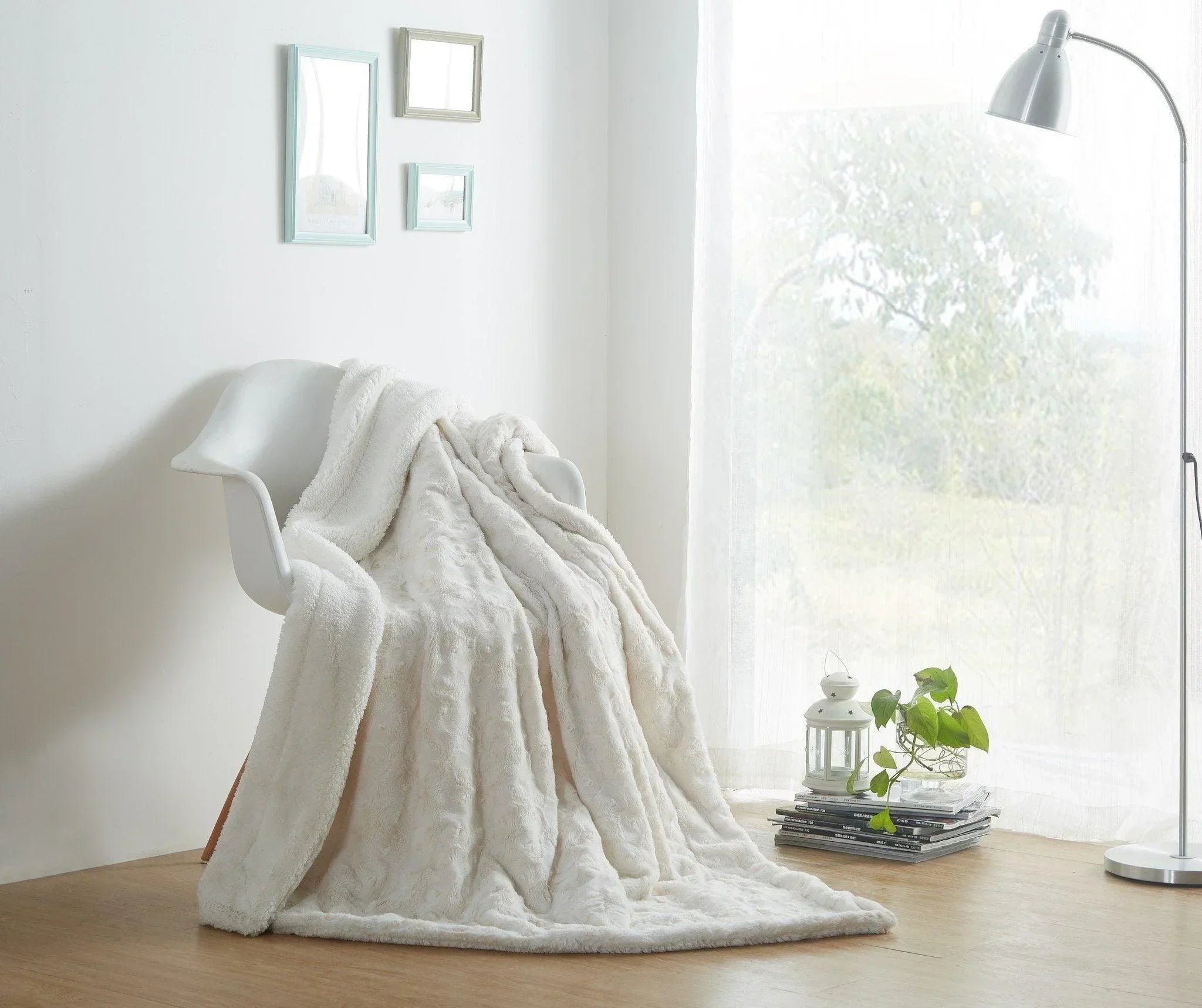 DaDa Bedding Luxury White Roses Fluffy Soft Sherpa Backside Faux Fur Throw Blanket (K11)