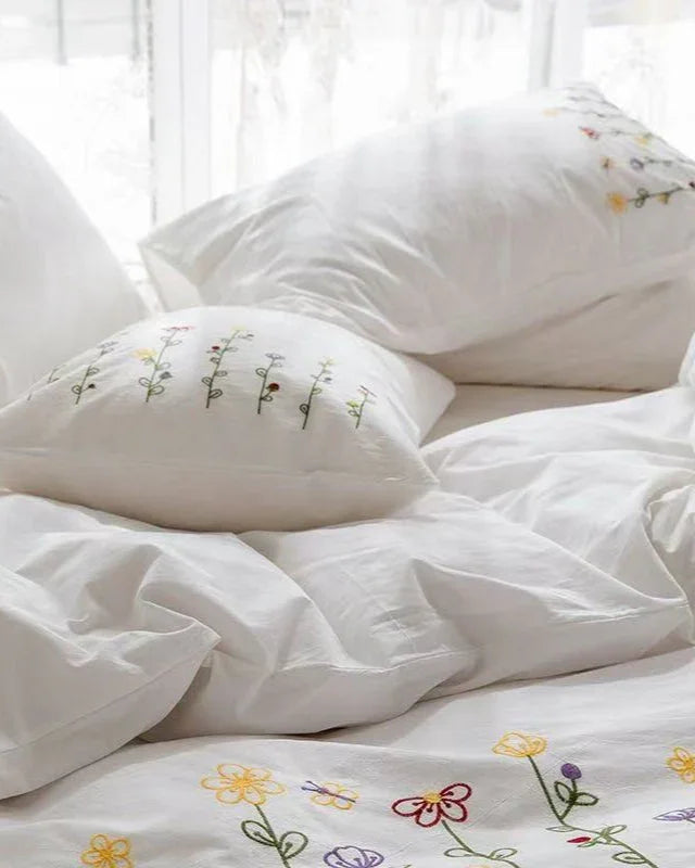 Isla White Floral Embroidered Bedding Set / Daisy Ever Lasting