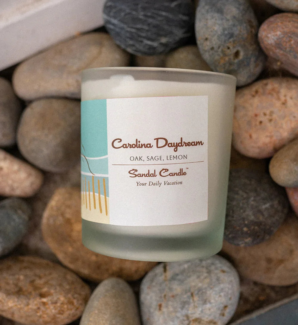 Soft pink candle with floral pattern, elegant perfume scent - House of Avana