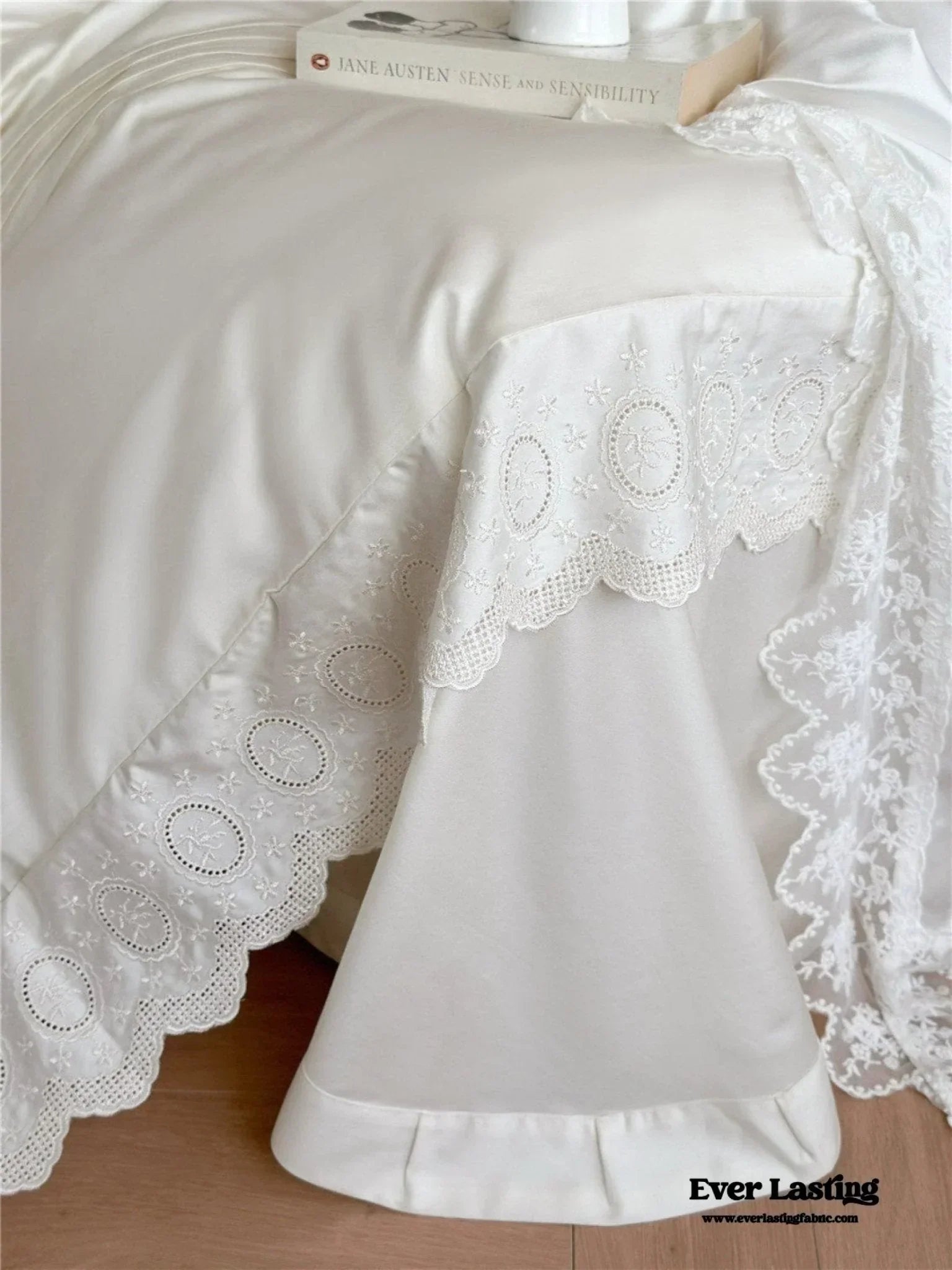 Isabelle Silky Cottage Ruffled Bedding Set / White Ever Lasting