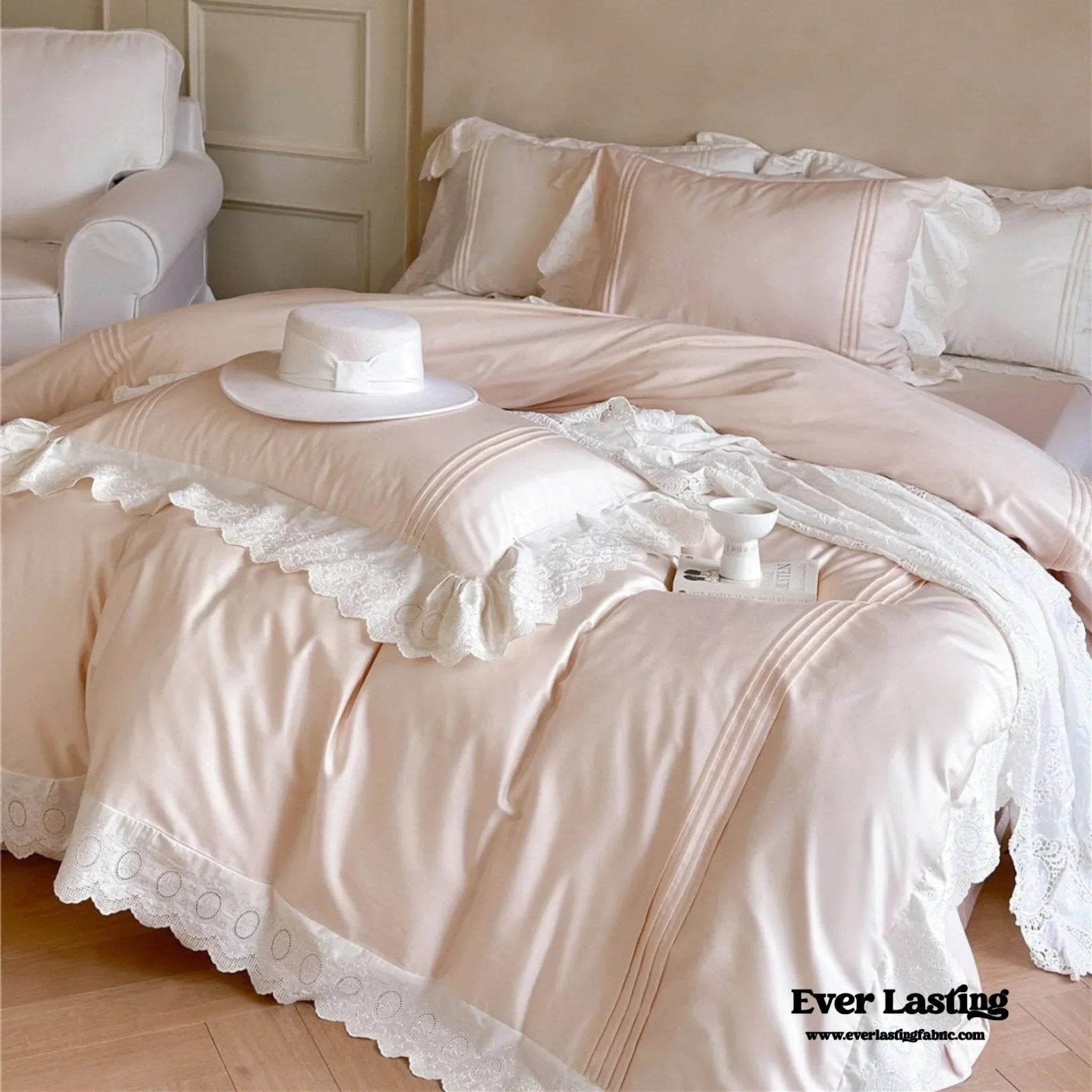 Isabelle Silky Cottage Ruffled Bedding Set / White Ever Lasting