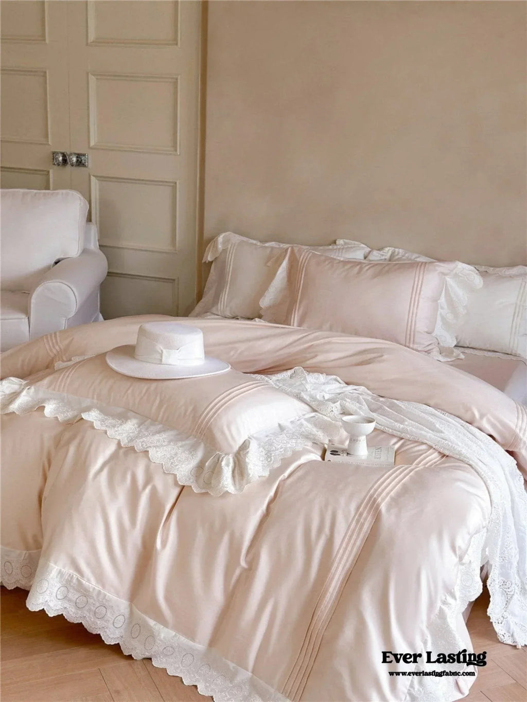 Isabelle Silky Cottage Ruffled Bedding Set / White Ever Lasting