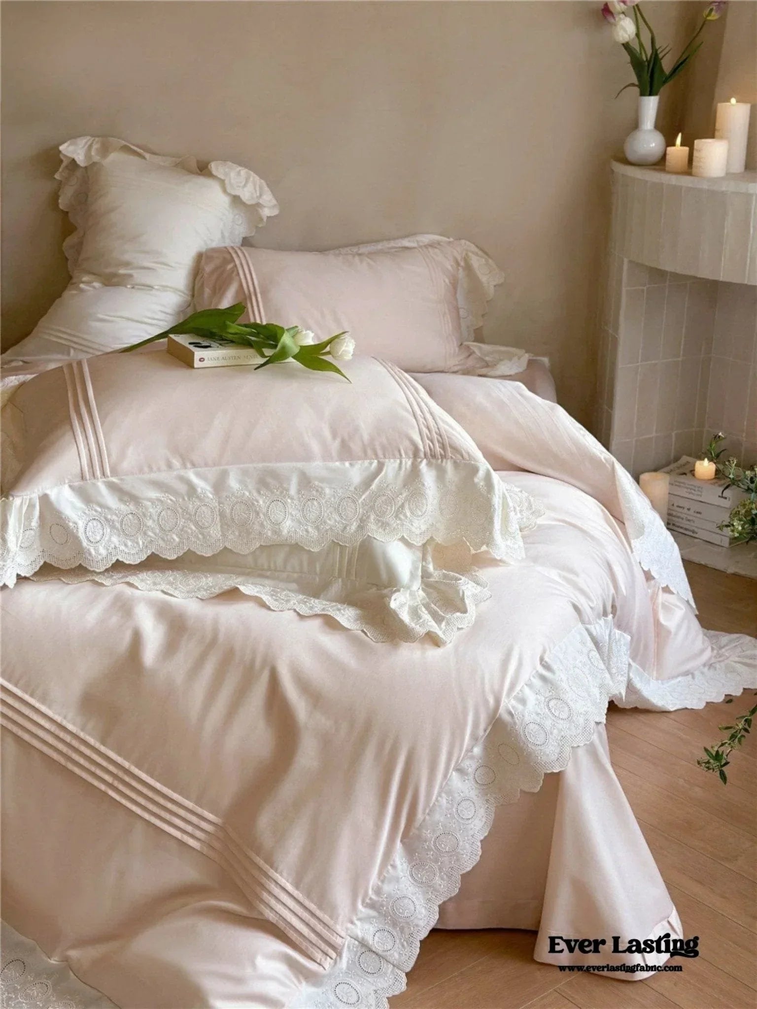 Isabelle Silky Cottage Ruffled Bedding Set / White Ever Lasting