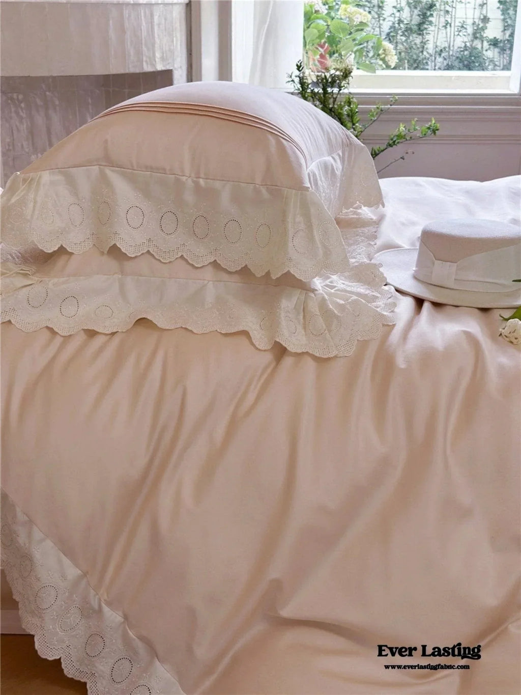 Isabelle Silky Cottage Ruffled Bedding Set / White Ever Lasting