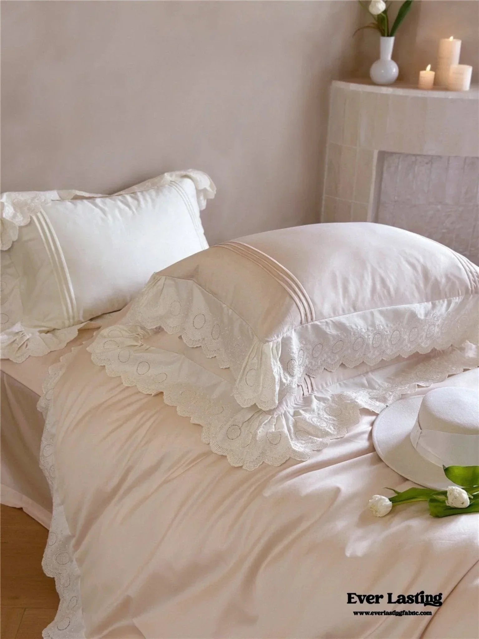 Isabelle Silky Cottage Ruffled Bedding Set / White Ever Lasting