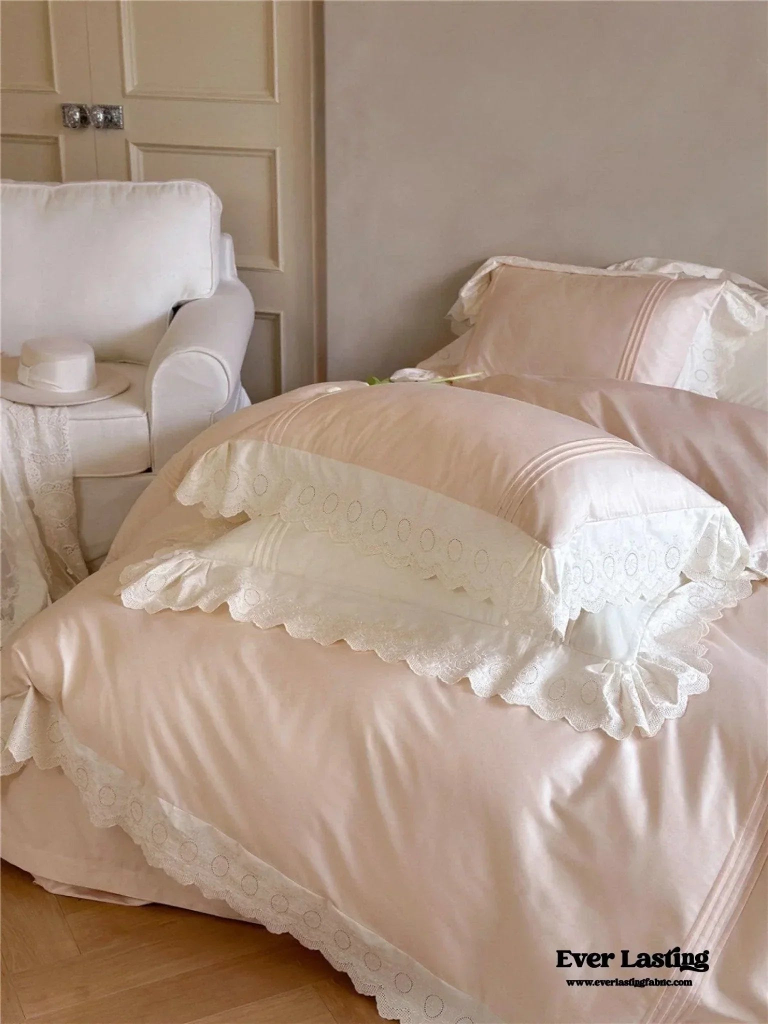 Isabelle Silky Cottage Ruffled Bedding Set / White Ever Lasting