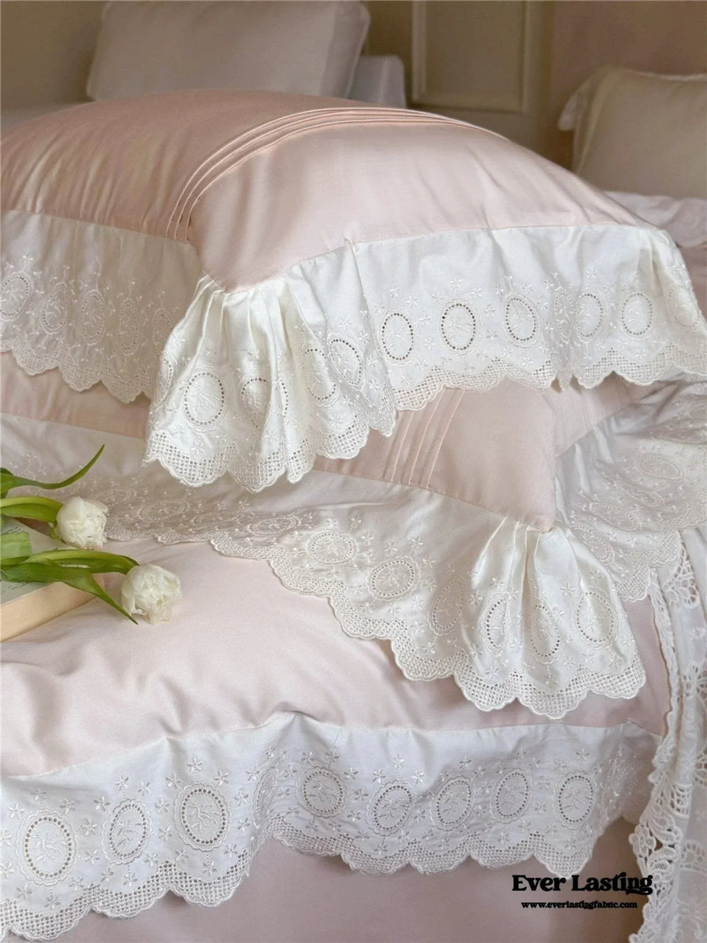 Isabelle Silky Cottage Ruffled Bedding Set / White Ever Lasting