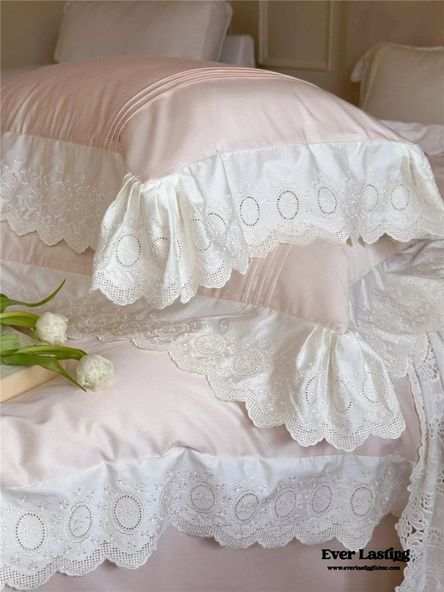 Isabelle Silky Cottage Ruffled Bedding Set / White Ever Lasting