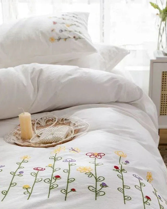 Isla White Floral Embroidered Bedding Set / Daisy Ever Lasting