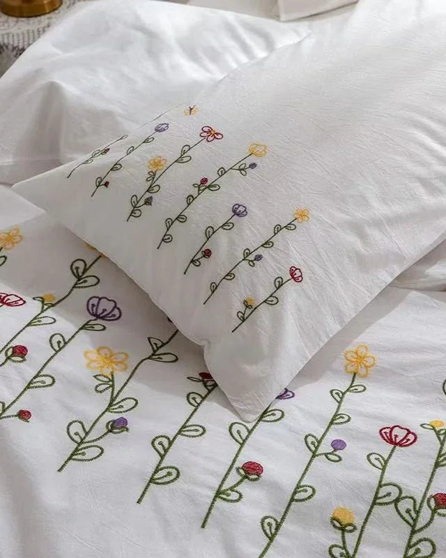 Isla White Floral Embroidered Bedding Set / Daisy Ever Lasting