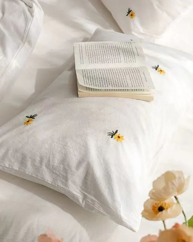 Isla White Floral Embroidered Bedding Set / Daisy Ever Lasting