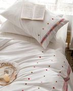 Isla White Floral Embroidered Bedding Set / Daisy Ever Lasting