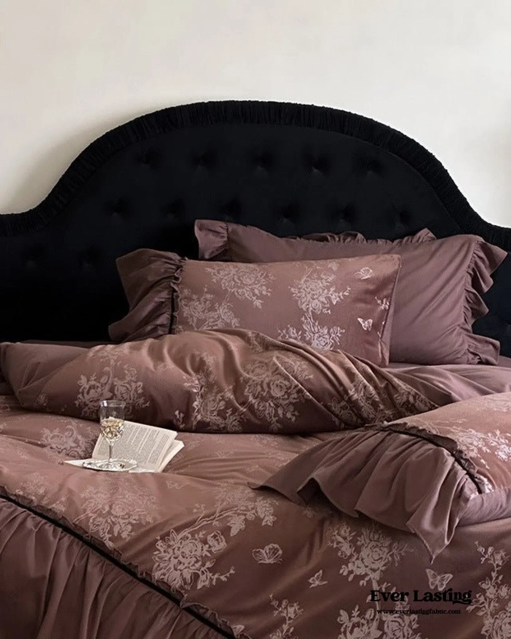 Jacquard Gilded Velvet Ruffled Bedding Set / Brown Ever Lasting