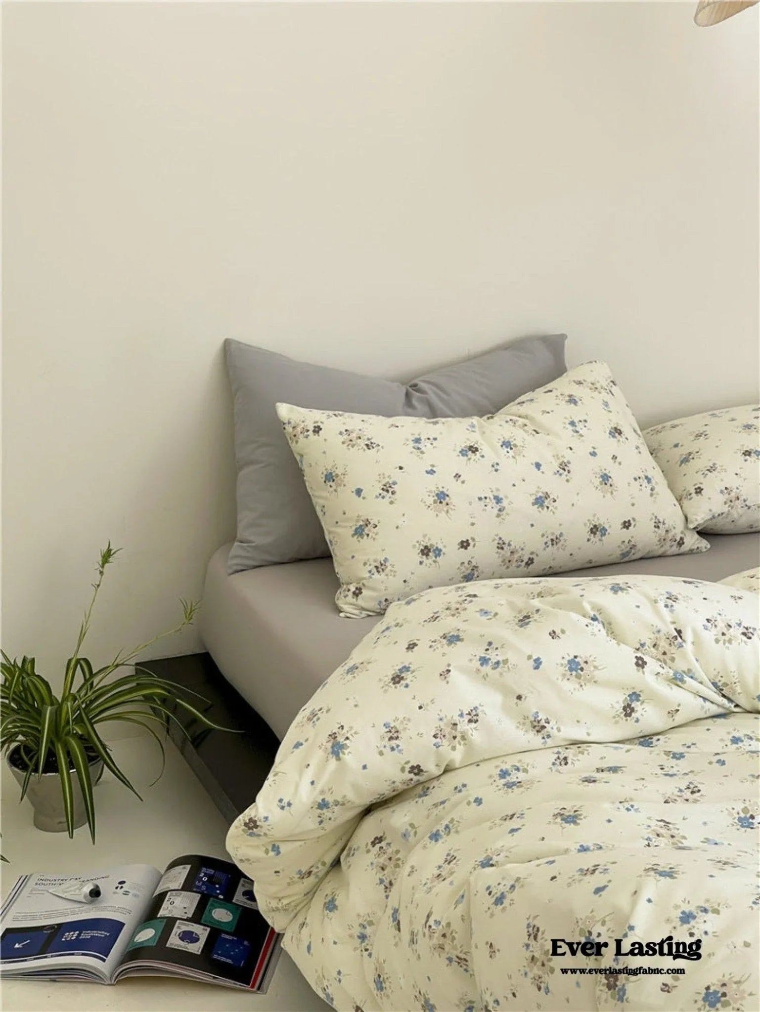 Jersey Knit Cotton Floral Bedding Set / White + Dark Blue Ever Lasting