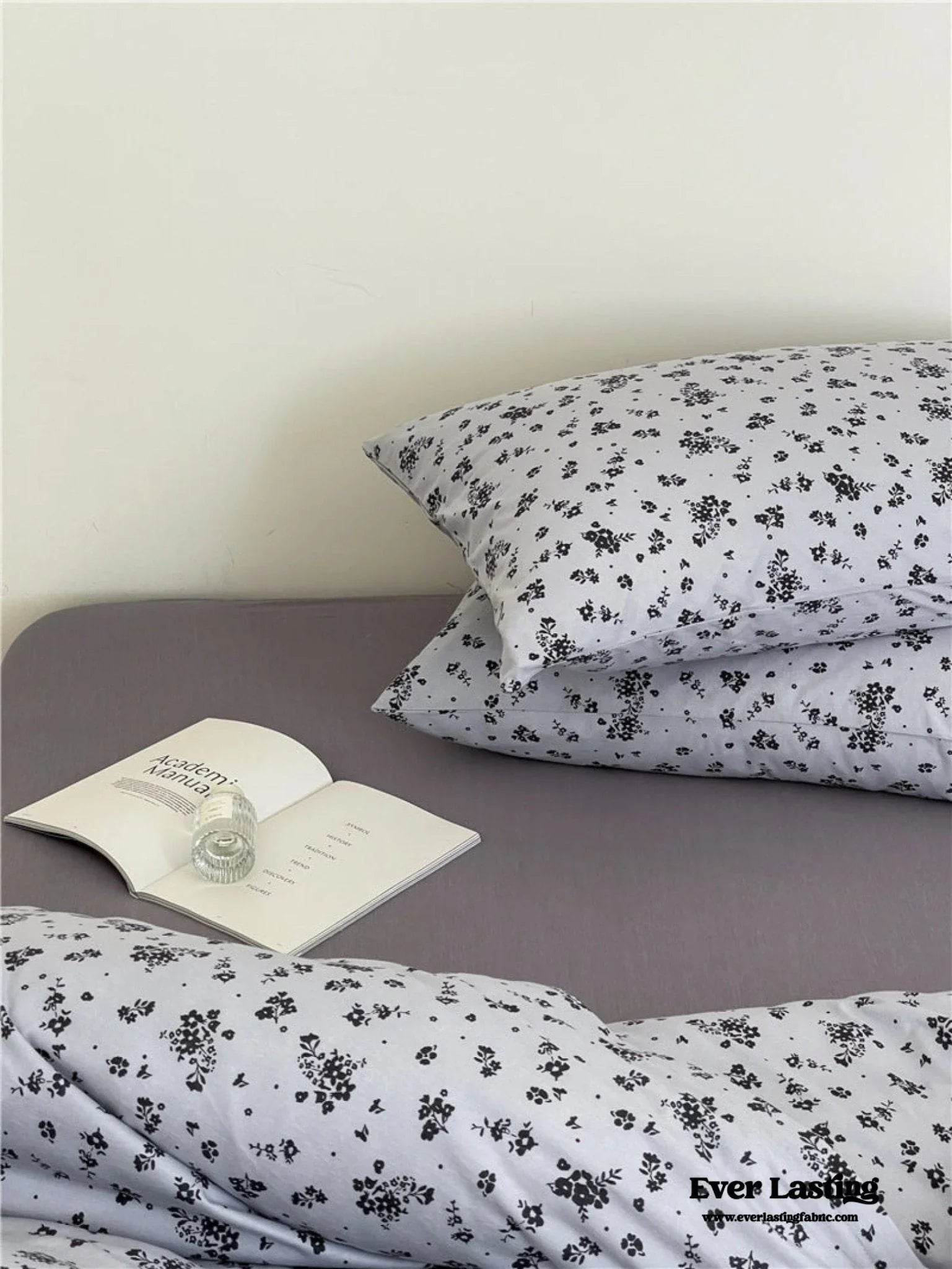 Jersey Knit Cotton Floral Bedding Set / White + Dark Blue Ever Lasting