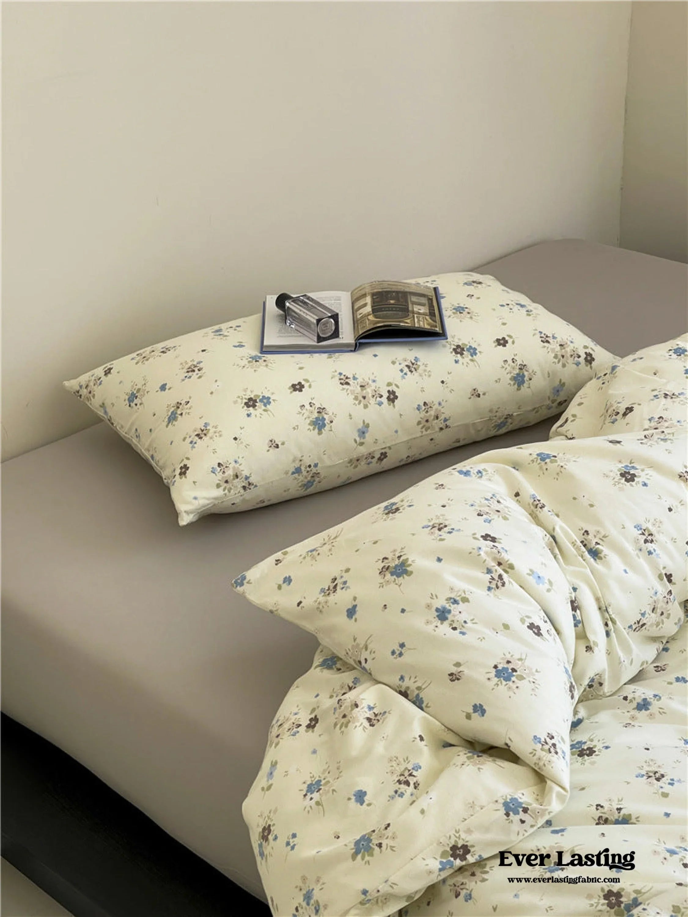 Jersey Knit Cotton Floral Bedding Set / White + Dark Blue Ever Lasting